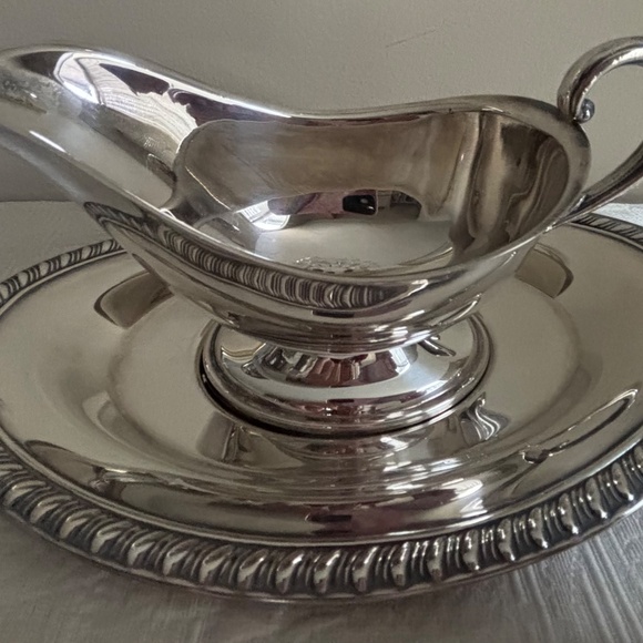 Wm. Rogers Silverplate Gravy Boat with Underplate - Picture 2 of 4